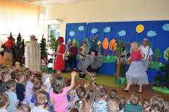 PRZESTAWIENIE Z OKAZJI DNIA DZIECKA " ZAMIESZANIE W KRAINIE BAJEK"